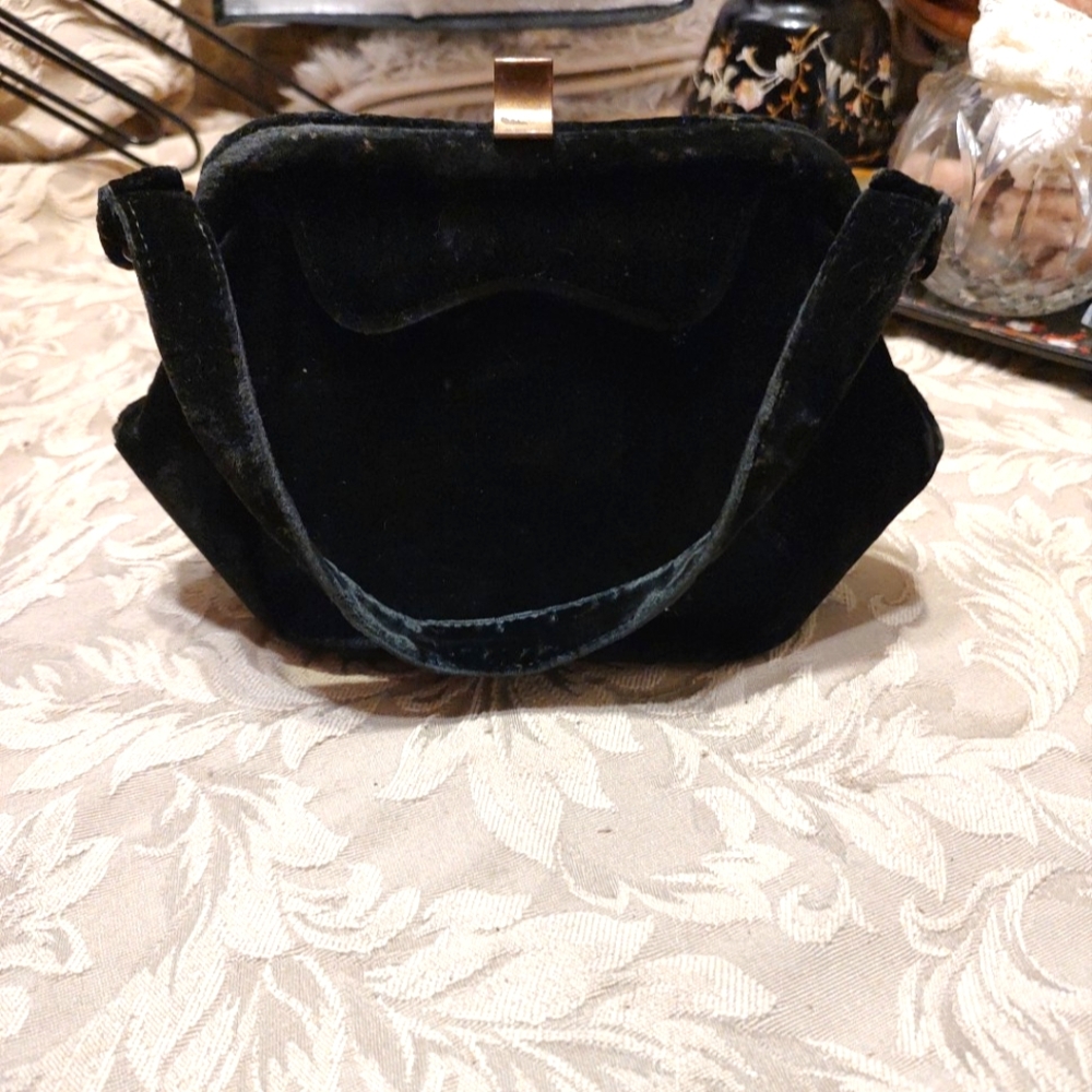 🐦‍⬛🔸🐦‍⬛Beautiful Vtg 40's-50's Black Smooth Velvet & Gold Clasp Purse Handbag